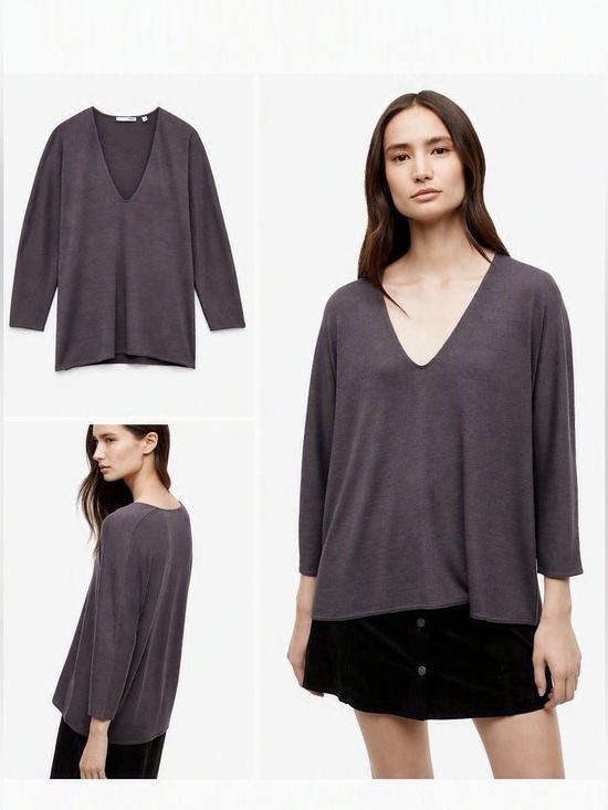 Aritzia Tops - Aritzia V-Neck Tee